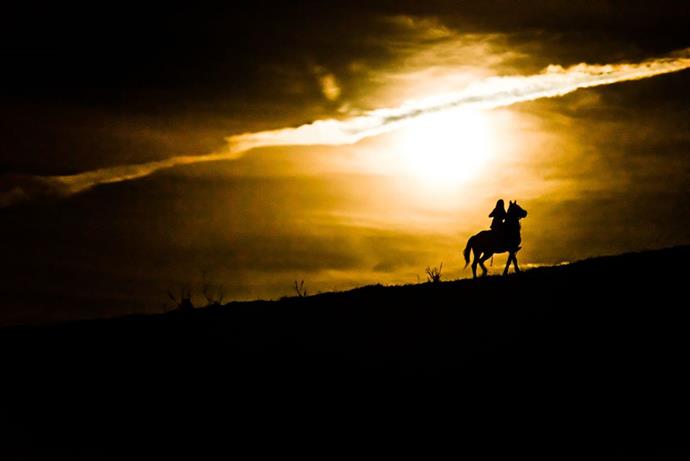 montar a caballo y de noche lo mejor#fypシ